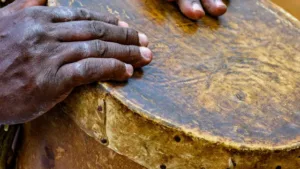 PM apreende tambores em terreiro, acusado de racismo religioso