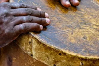 PM apreende tambores em terreiro, acusado de racismo religioso