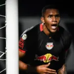 Zagueiro Vila Nova Douglas Mendes assina contrato