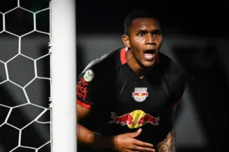 Zagueiro Vila Nova Douglas Mendes assina contrato