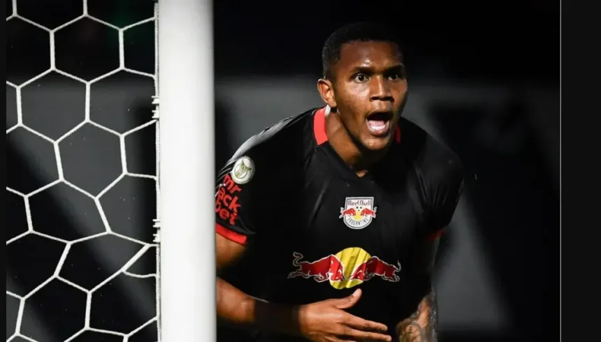 Zagueiro Vila Nova Douglas Mendes assina contrato