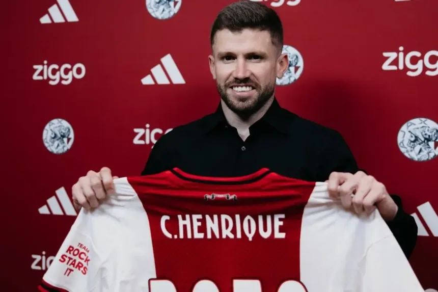 Caio Henrique contratado pelo Ajax, lateral brasileiro