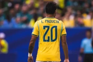 Lucas Paquetá com dores na coxa esquerda durante jogo