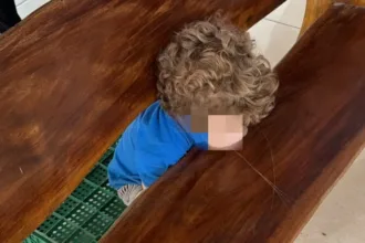 Resgate de criança com cabeça presa em banco de madeira