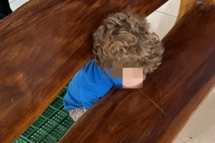 Resgate de criança com cabeça presa em banco de madeira