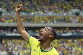 Jogadores da seleção brasileira comemoram folga com vale-night