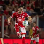 Zagueiro Weverton com a camisa do Vila Nova