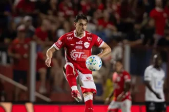 Zagueiro Weverton com a camisa do Vila Nova
