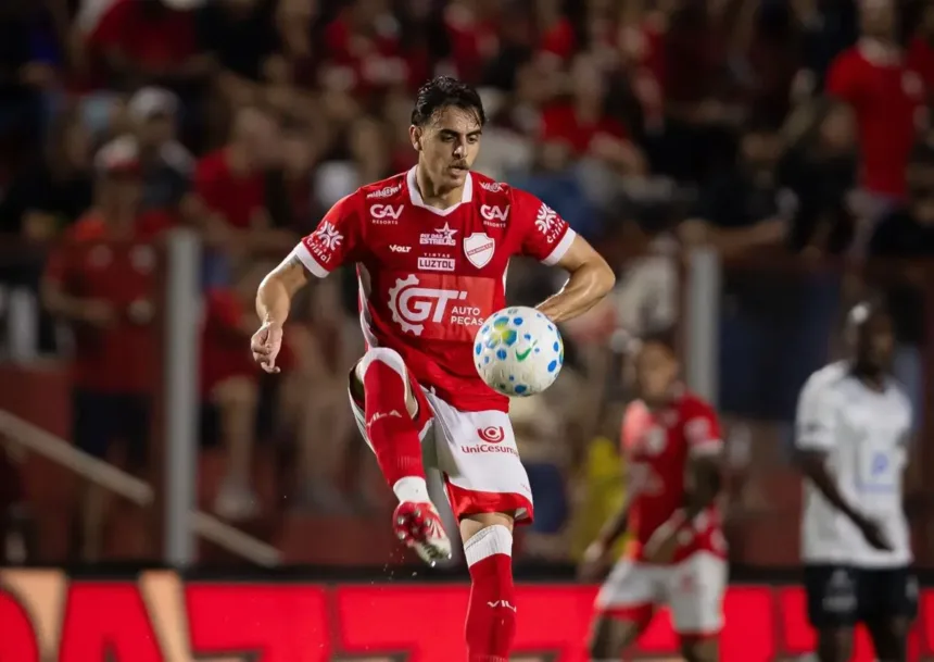 Zagueiro Weverton com a camisa do Vila Nova
