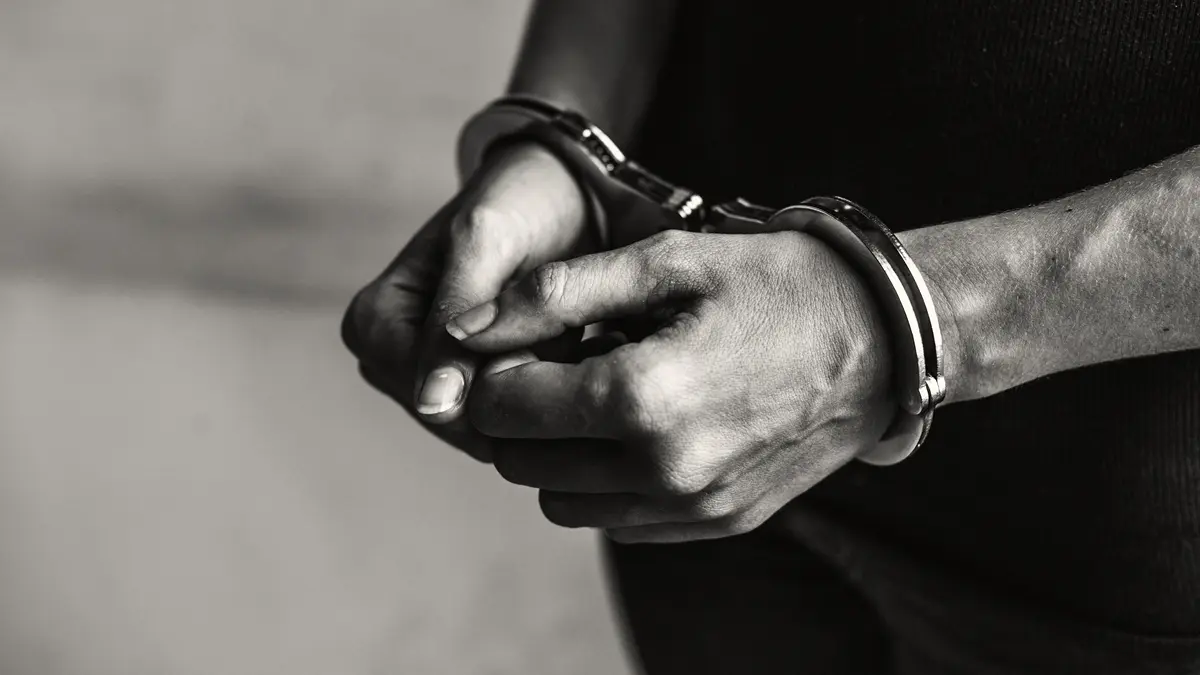 Mulher agride idoso, urina em viatura e desacata policiais em Anápolis