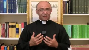 Padre brasileiro excomungado desafiando o Vaticano
