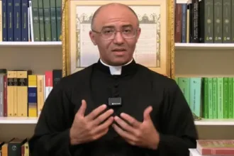 Padre brasileiro excomungado desafiando o Vaticano