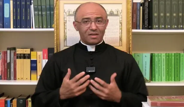 Padre brasileiro excomungado desafiando o Vaticano