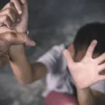 Criança triste simbolizando a violência contra crianças