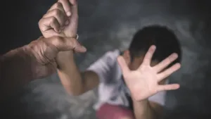 Criança triste simbolizando a violência contra crianças