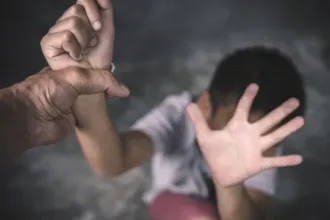 Criança triste simbolizando a violência contra crianças