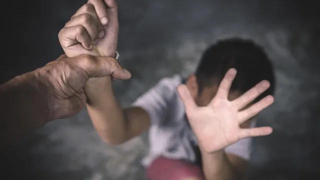 Pesquisa mostra persistência da violência contra crianças no país 1 Criança triste simbolizando a violência contra crianças