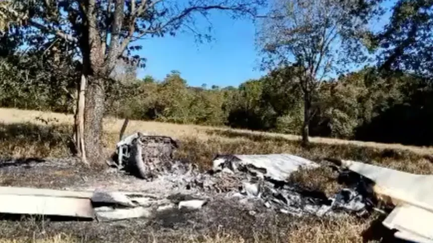 Piloto faz pouso forçado e tenta esconder 300 kg de cocaína após avião pegar fogo em fazenda de Goiás 1 piloto-faz-pouso-forcado-e-tenta-esconder-300-kg-de-cocaina-apos-aviao-pegar-fogo-em-fazenda-de-goias