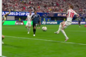 Inglaterra vence Argentina com gol de atacante contestável