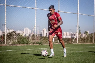 Igor Cariús jogando após lesão na perna direita
