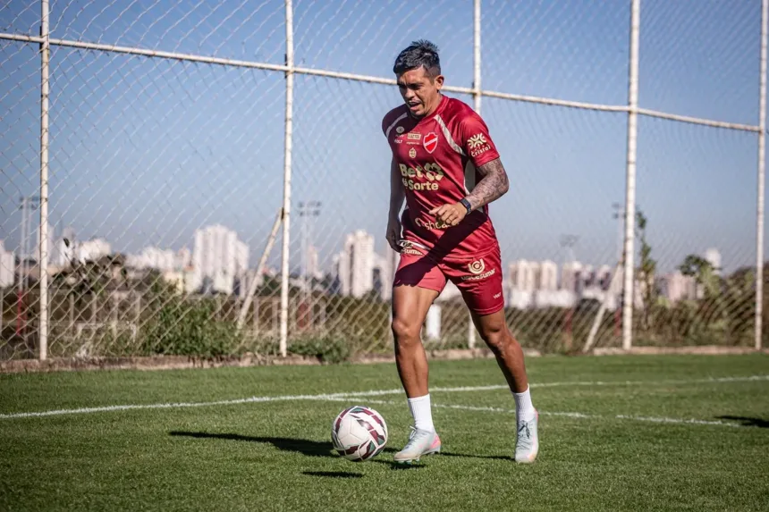Igor Cariús jogando após lesão na perna direita