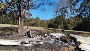 Avião incendiado após pouso forçado com cocaína em Goiás