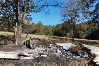 Avião incendiado após pouso forçado com cocaína em Goiás