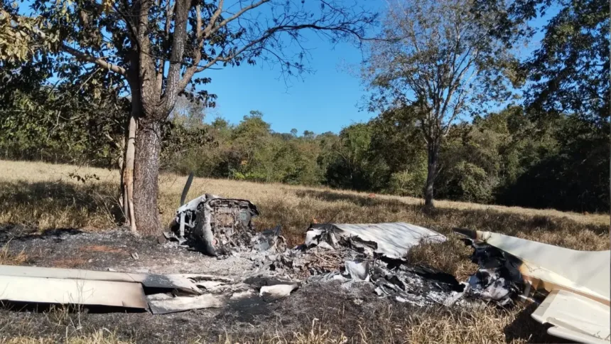 Avião incendiado após pouso forçado com cocaína em Goiás