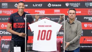 “o-futebol-realizou-o-sonho-de-dar-uma-casa-para-minha-mae”:-adriano-martins-celebra-100-jogos-pelo-atletico