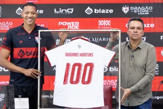 “o-futebol-realizou-o-sonho-de-dar-uma-casa-para-minha-mae”:-adriano-martins-celebra-100-jogos-pelo-atletico