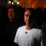 flavio-diz-que-foto-com-sicario-foi-feita-por-ia:-“mindinho-de-20-cm”