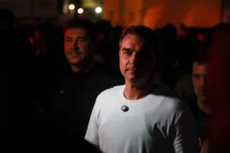 flavio-diz-que-foto-com-sicario-foi-feita-por-ia:-“mindinho-de-20-cm”