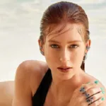 Marina Ruy Barbosa fazendo topless na piscina
