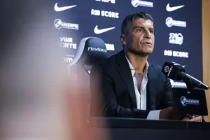 Pedro Emanuel em sua estreia como técnico do Vasco