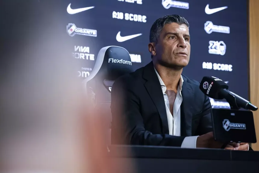Pedro Emanuel em sua estreia como técnico do Vasco