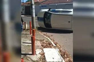 carro-da-saneago-capota-apos-acidente-no-setor-coimbra,-em-goiania