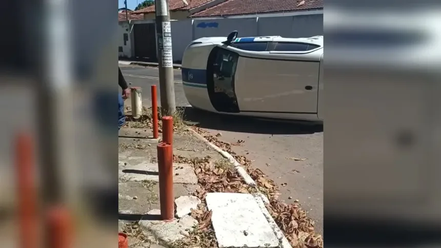 Carro da Saneago capota após acidente no Setor Coimbra, em Goiânia 1 carro-da-saneago-capota-apos-acidente-no-setor-coimbra,-em-goiania