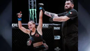 Campeã de MMA Karine Cardoso no México