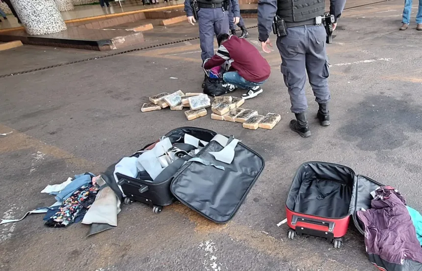 Mulher é flagrada com 20 kg de maconha em rodoviária de Jataí; droga seria levada para Goiânia 1 Mulher presa por tráfico de drogas em Jataí com 20 kg de maconha