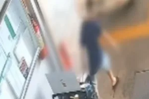 pai-e-preso-apos-mandar-filho-furtar-bateria-de-carro-em-goiania;-video