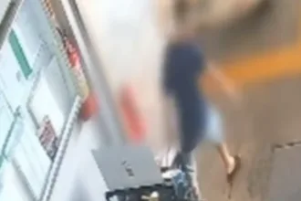 pai-e-preso-apos-mandar-filho-furtar-bateria-de-carro-em-goiania;-video