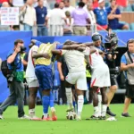 Jogadores de França e Inglaterra em roda de oração na Copa