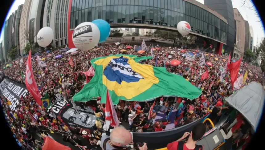 Metade dos brasileiros já rompeu relações por divergências políticas, diz pesquisa 1 Impacto da polarização política no Brasil nas relações pessoais
