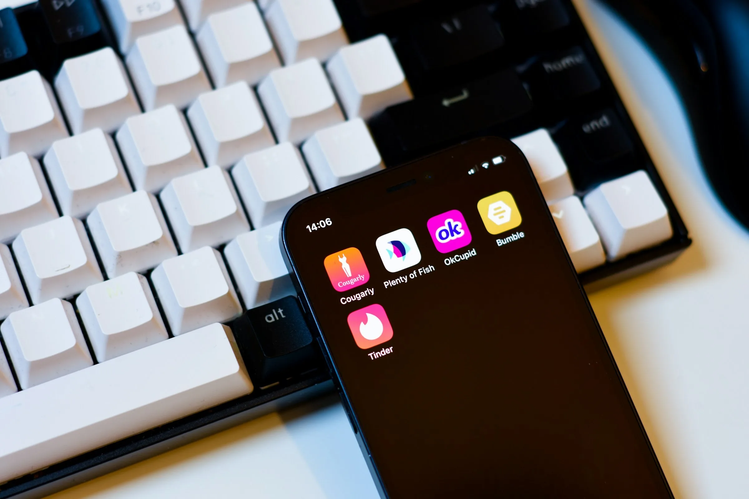 Como os apps de namoro afetam os relacionamentos e a economia do desejo