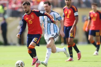 Espanha domina com passes contra Argentina na final