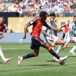 Defesa do goleiro Dibu Martínez após chute da Espanha