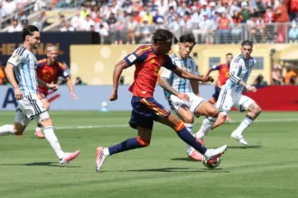 Defesa do goleiro Dibu Martínez após chute da Espanha