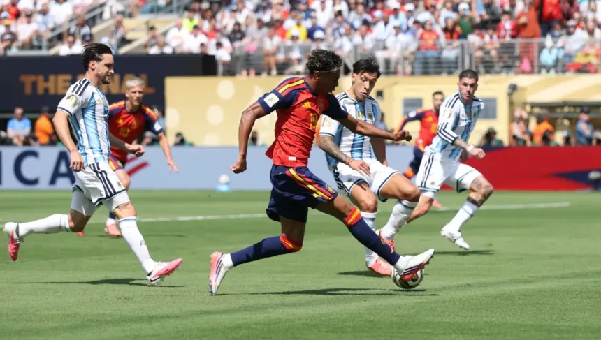 Espanha tem mais posse de bola e deu o único chute a gol até agora 1 Defesa do goleiro Dibu Martínez após chute da Espanha