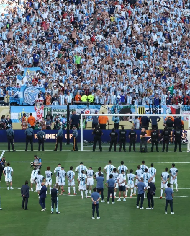 Internet não perdoa atitude da Argentina durante comemoração da Espanha 1 Jogadores da Argentina de costas na comemoração da Espanha