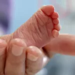Recém-nascido encontrado em lixeira de hospital em SP